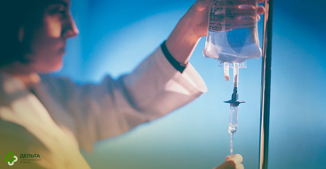 Врач настраивает капельницу